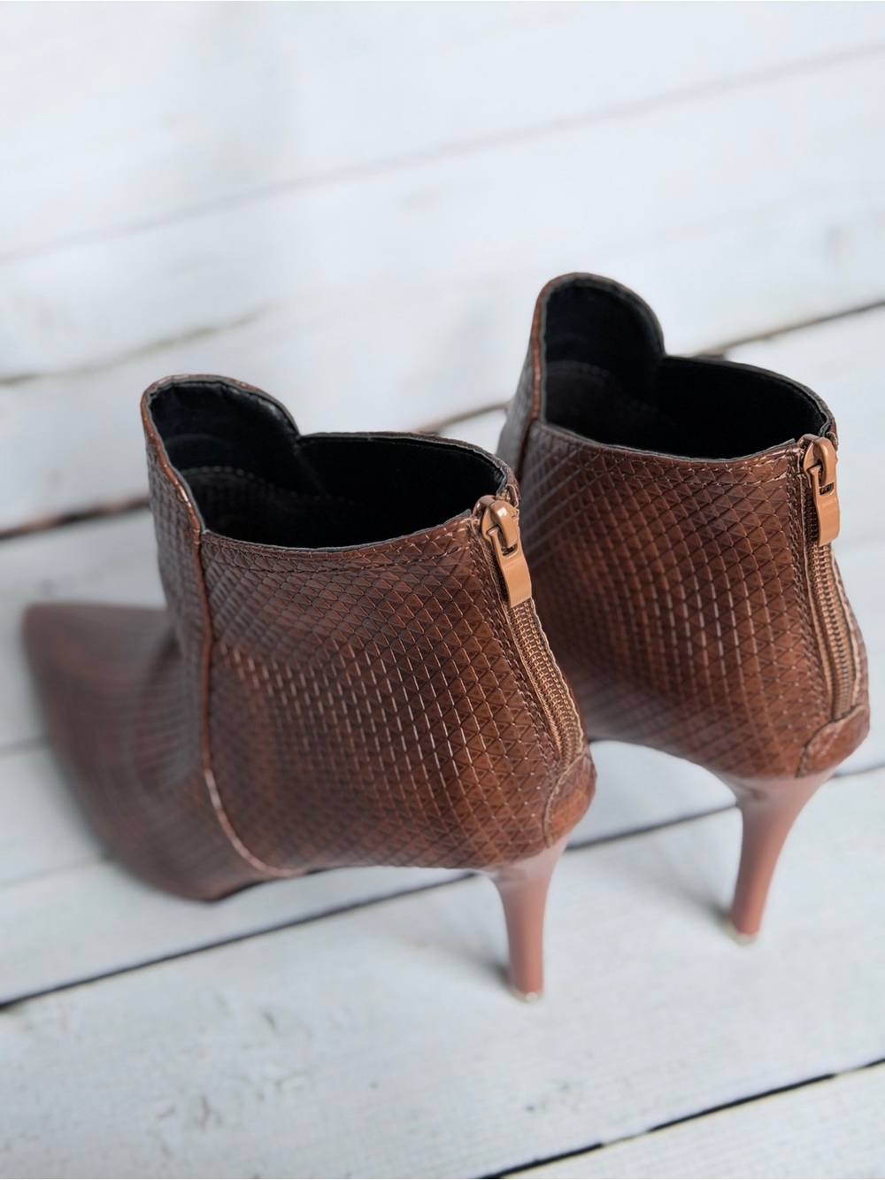 Boutique Textured Embossed Pointed Toe Stiletto High Heel Ankle Boots Size 39 - Picture 8 of 12